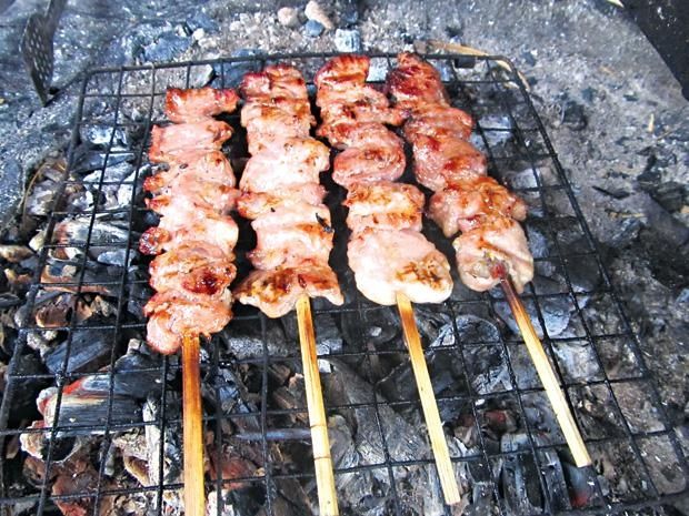 Lợn đồi nướng xiên thơm ngon