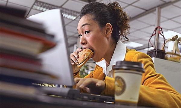 Ăn quá nhanh là thói quen rất xấu với hệ tiêu hóa
