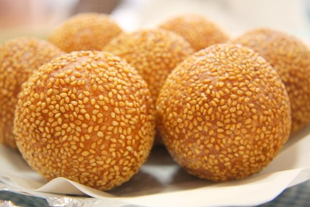 Ăn sáng với thực phẩm chiên rán như bánh rán cũng là một cách giúp bạn tăng cân hiệu quả
