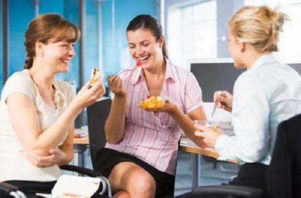 Việc ăn vặt với tần suất liên tục cũng là thói quen xấu ảnh hưởng tới sức khỏe