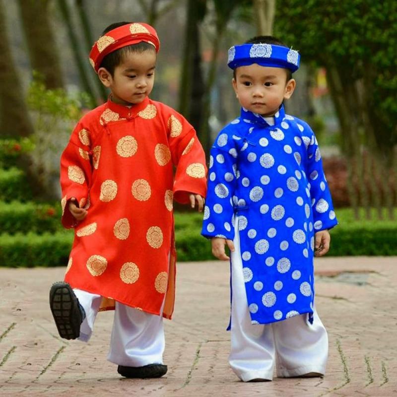 Các bé trai mặc áo the, khăn xếp rất đáng yêu