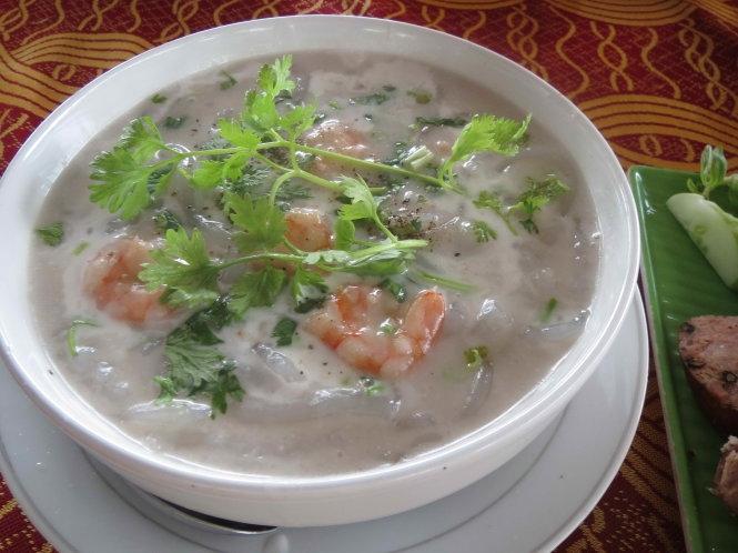 Tô bánh canh nước dừa trông thật hấp dẫn