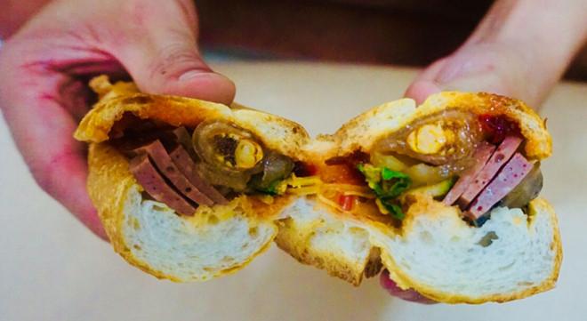 Bánh mì bột lọc: 8.000đ – 10.000đ/chiếc