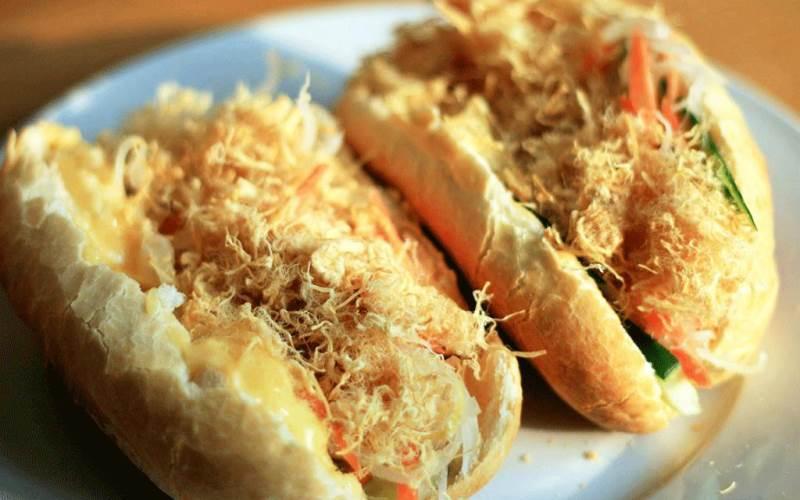 Bánh mì gà: 10.000đ/chiếc