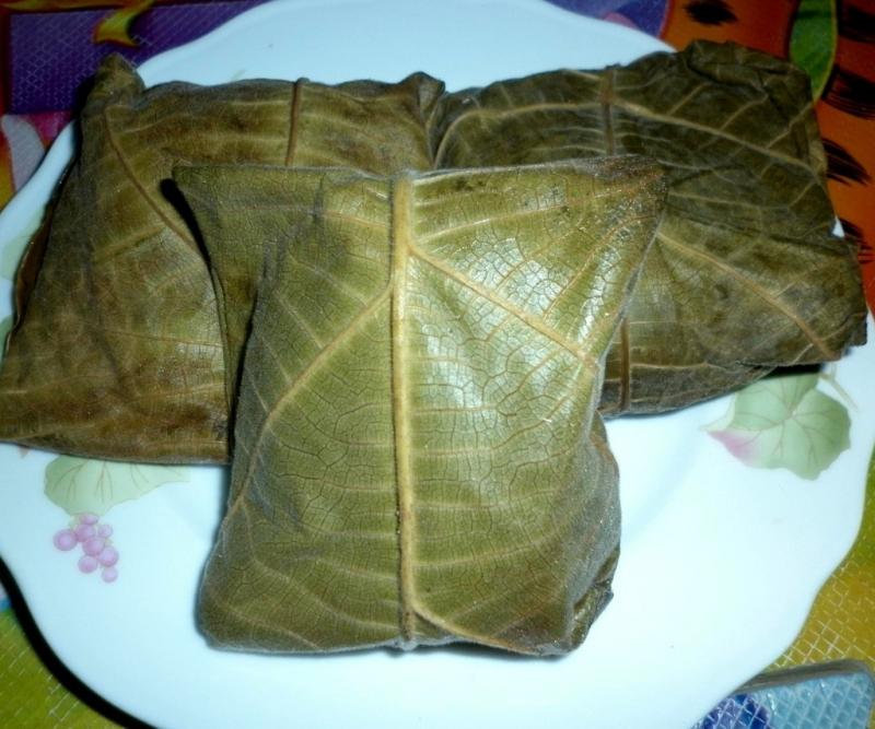 Những chiếc bánh trứng kiến được gói bằng lá vả