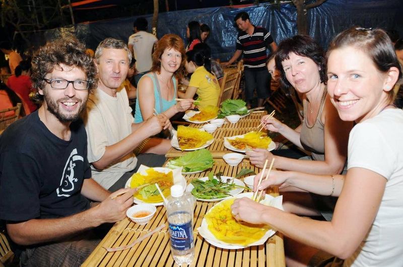 Khách nước ngoài rất thích thú khi thưởng thức món bánh xèo