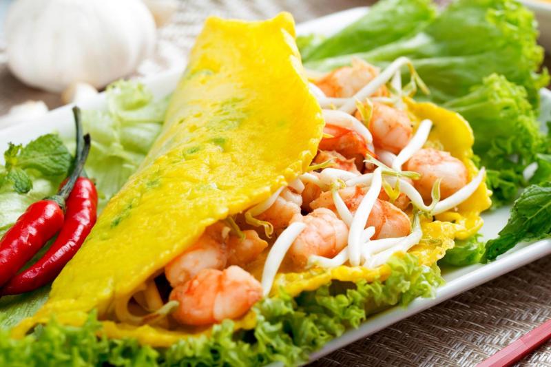 Một chiếc bánh xèo có nhân là tôm, thịt khoảng 15K