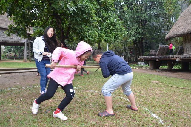 Bày nhiều trò vui nhộn.