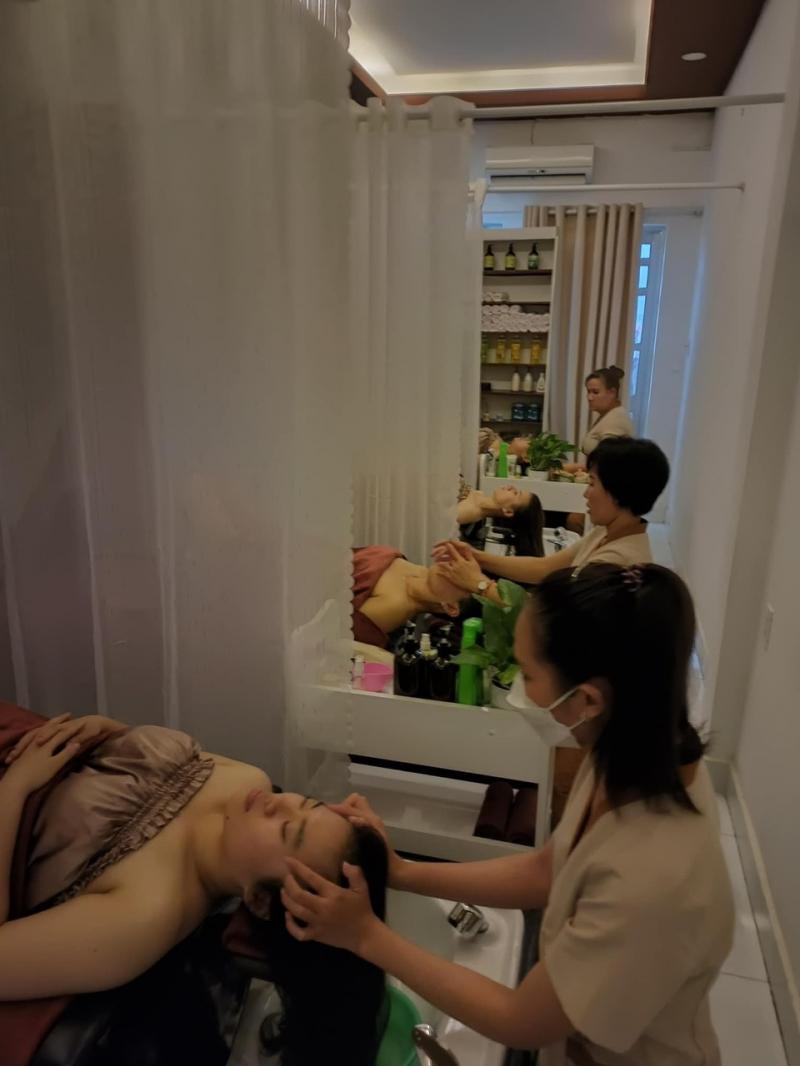 Bee Nails Beauty cũng có dịch vụ gội đầu massage được rất nhiều khách hàng tin tưởng