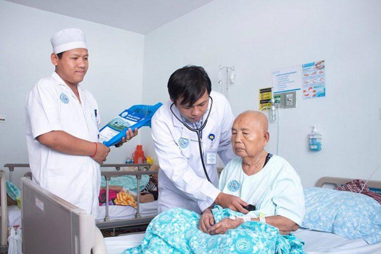 Hình ảnh bác sĩ đang thăm khám cho bệnh nhân