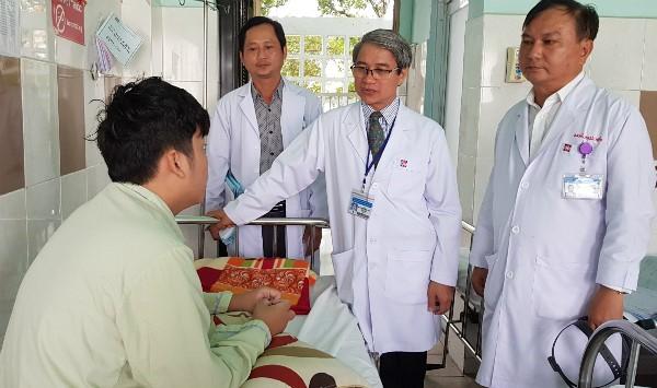 Hình ảnh bác sĩ thăm hỏi tình hình sức khỏe bệnh nhân