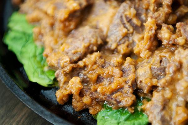 Bò nướng sốt bơ đậu phộng