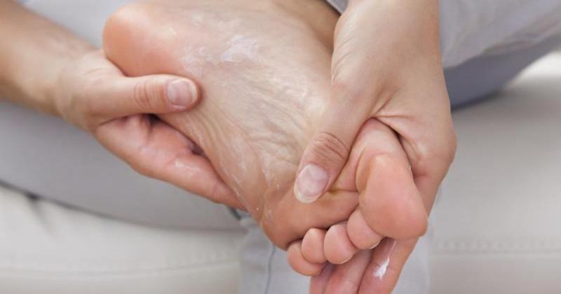 Nguyên nhân gây bong da không chỉ là do bạn đang thiếu chất