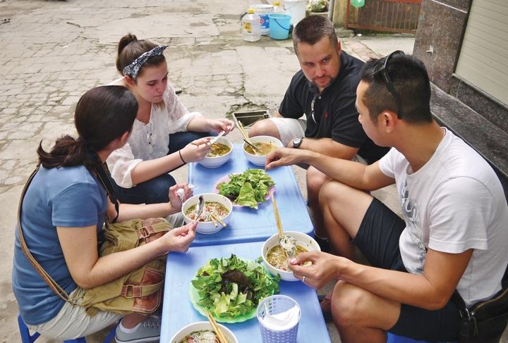 Khách nước ngoài thưởng thức món bún riêu cua