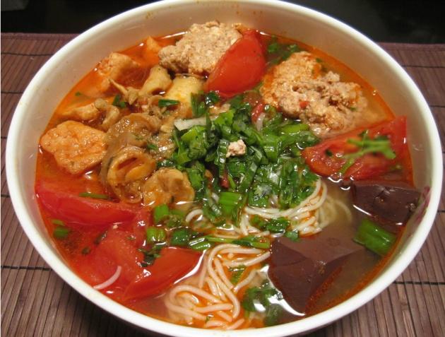 Tô bún riêu cua với màu sắc bắt mắt