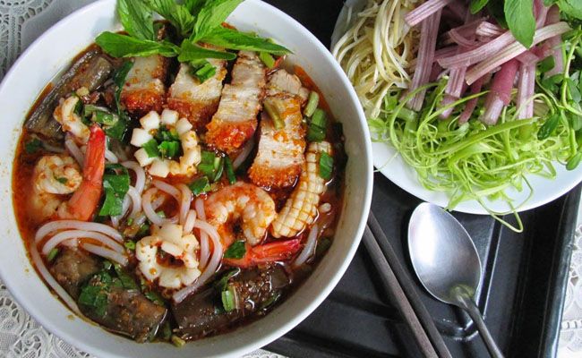Chỉ với 20K, bạn đã có một tô bún súng thơm ngon