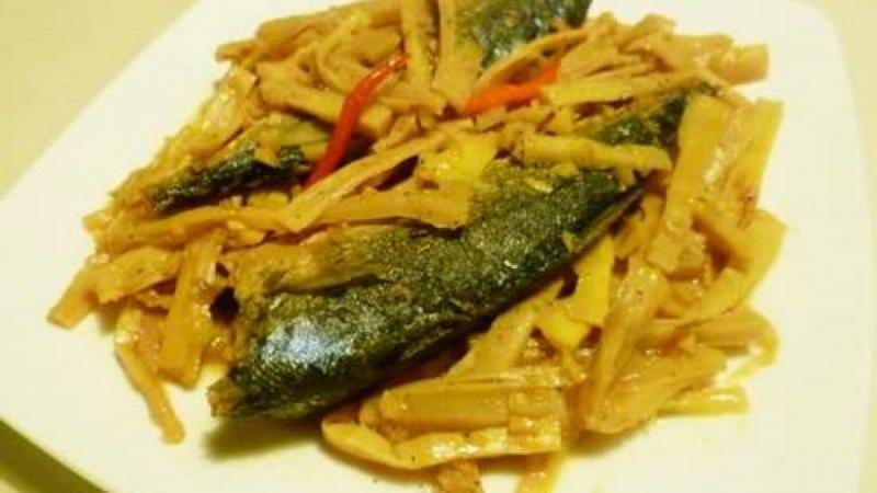 Cá bạc má kho măng