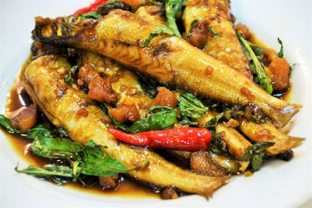 Cá bống đục kho rau răm