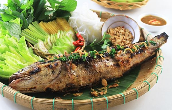 Cá lóc nướng trui thường ăn kèm với rau sống và nước mắm chua ngọt