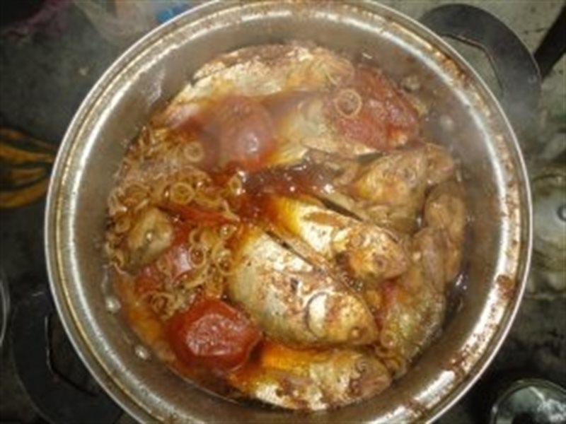 Cá mòi kho dưa