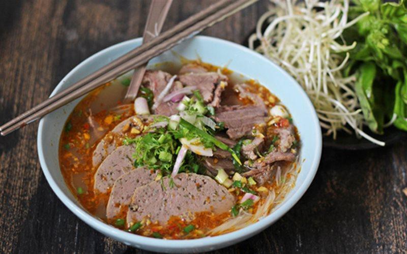 Bún bò Huế có thể sẽ khá lạ mắt với những bạn đã quen với phiên bản biến tấu