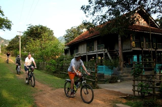 Xe đạp là phương tiện di chuyển ở Mai Châu