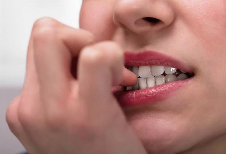 Móng tay chứa rất nhiều vi sinh vật có thể là nguyên nhân gây bệnh, khi cắn, các vi khuẩn, nấm, virus từ móng tay sẽ theo đường miệng đi vào cơ thể, khiến bạn dễ mắc cảm cúm, gây tổn thương răng nướu