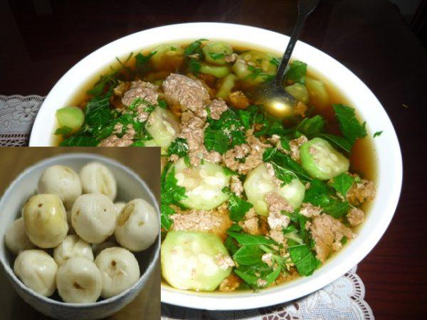 Món canh cua rau dâm bụt ăn kèm cà pháo