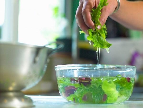 Không nên cắt rau trước khi rửa