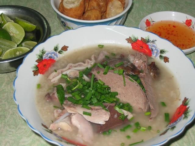 Cháo lòng thường ăn kèm với bún tươi hoặc bánh quẩy