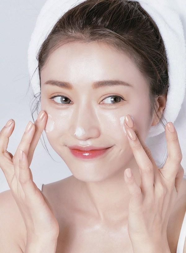 Chỉ thoa kem chống nắng thôi là chưa đủ
