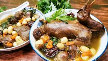 Chim bồ câu hầm thuốc bắc
