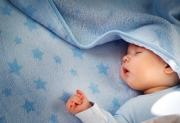 Cho bé ngủ đêm thay vì ngủ ngày
