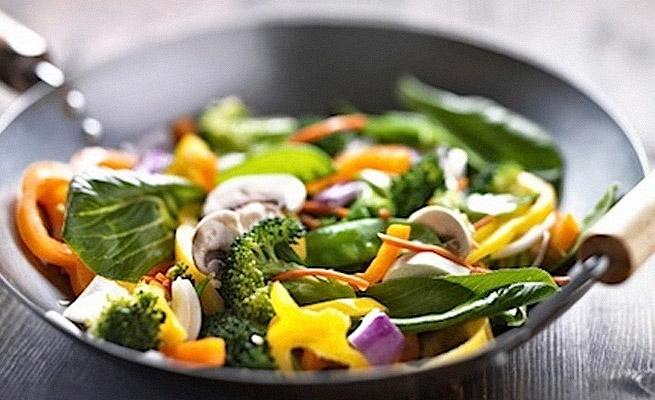 Không nên cho quá nhiều rau vào chảo để nấu