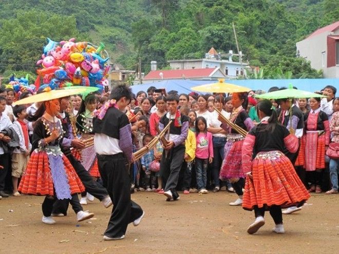 Các cô gái chàng trai trong xiêm áo rực rỡ.