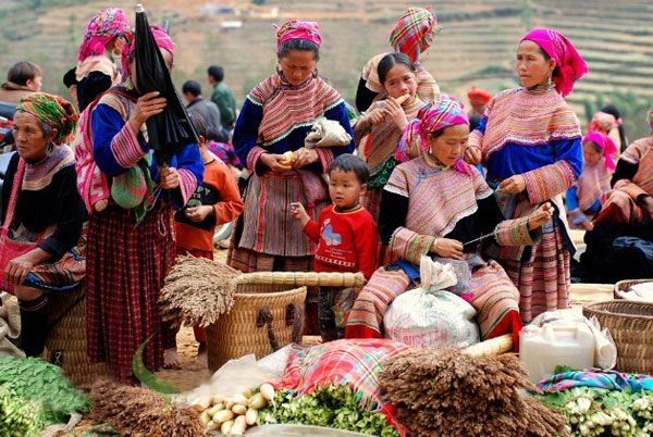 Mặt hàng bày bán cũng rất đa dạng.