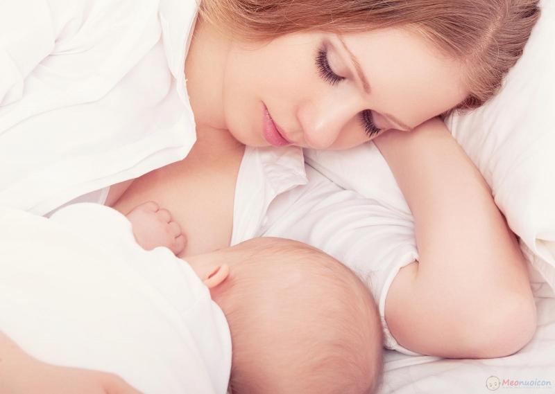 Cho trẻ bú theo giờ giấc nhất định