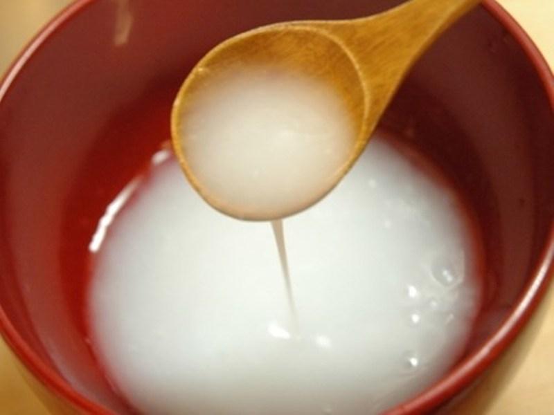 Cho trẻ uống nước cơm