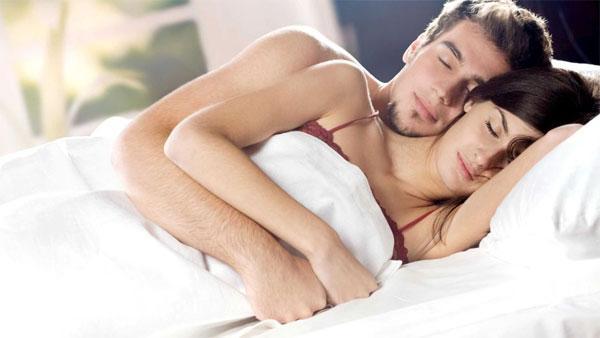 Sau khi làm “chuyện ấy” bạn ngay lập tức dễ ngủ.