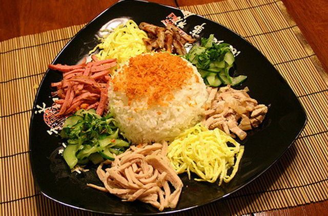 Món ăn có đầy đủ các nguyên liệu như trứng chiên, nem chua, chả giò, thịt nướng, dưa leo, tôm tươi rang.