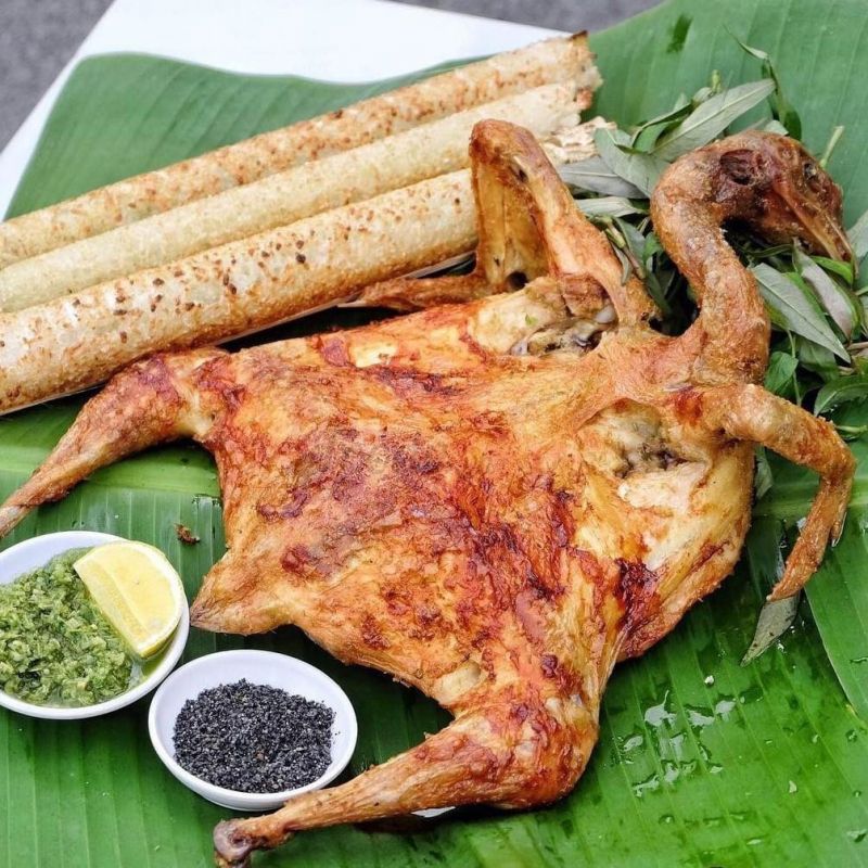 Miếng cơm lam trắng như tấm lòng con người thơm thảo, được chấm với muối vừng đậm đà như lòng người thủy chung.