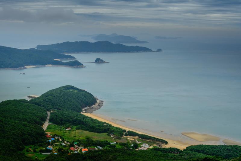Những bãi biển xinh đẹp hay những rừng thông mơ mộng là nơi tuyệt vời để tản bộ, tận hưởng không khí thoáng đãng và thích hợp để cắm trại vào cuối tuần.