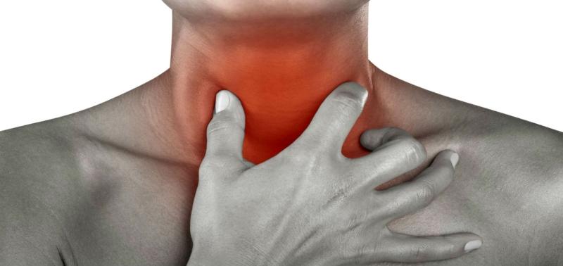 Nói to, nói nhiều khiến cổ họng đau rát khó chịu