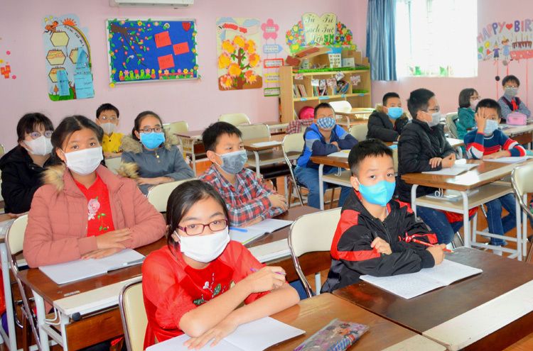 Đeo khẩu trang khi ở trường là điều đầu tiên cha mẹ cần hướng dẫn con