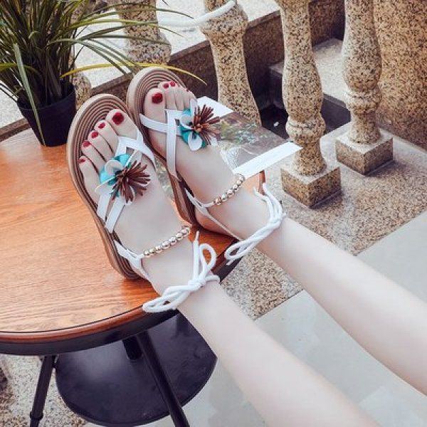 Hãy chọn cho mình đôi dép/sandal nhẹ nhàng có thể di chuyển thoải mái trên cát