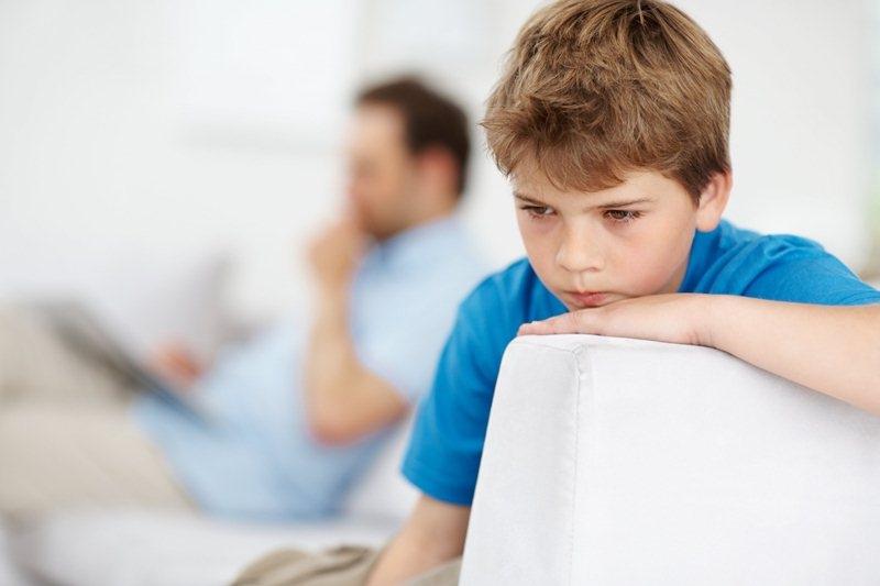 Tự kỷ cũng là một chứng bệnh có khả năng di truyền. Vì vậy nếu cha hoặc mẹ có di chứng tự kỷ thì con cái cũng sẽ bị ảnh hưởng theo rất nhiều.