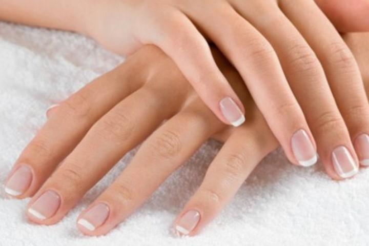 Dầu thầu dầu điều trị móng tay giòn và dễ gãy cực tốt