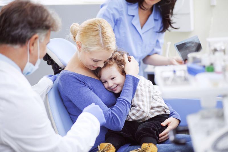 Mẹ nên đưa trẻ đến nha sĩ khi trẻ được 6 tháng tuổi để khám sức khỏe răng miệng