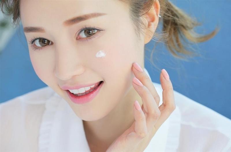 Dùng kem chống nắng mỗi ngày