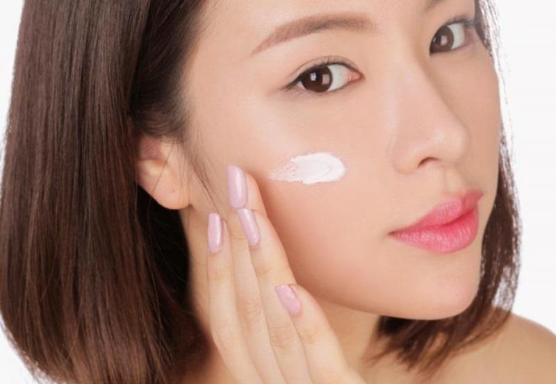 Dùng kem lót khi trang điểm